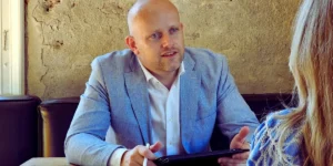 Remon Bomhof van Re-matching in gesprek aan tafel met een HR-professional