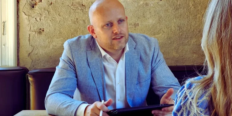 Remon Bomhof van Re-matching in gesprek aan tafel met een HR-professional